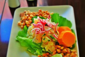 Ceviche-recept tradičního pokrmu z Peru ve spojení s Canchitou